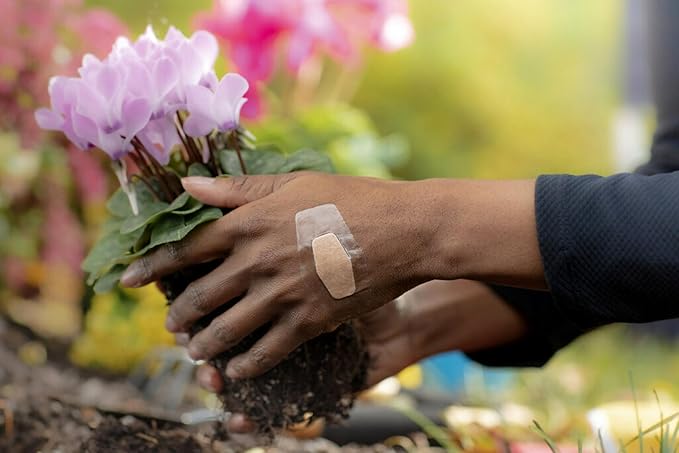 Nexcare Waterproof Clear Bandages, Covers And Protects, 360 Degree Seal Around The Pad Offers Exceptional Protection Against Water, Dirt, And Germs, Assorted Sizes, 100 Count