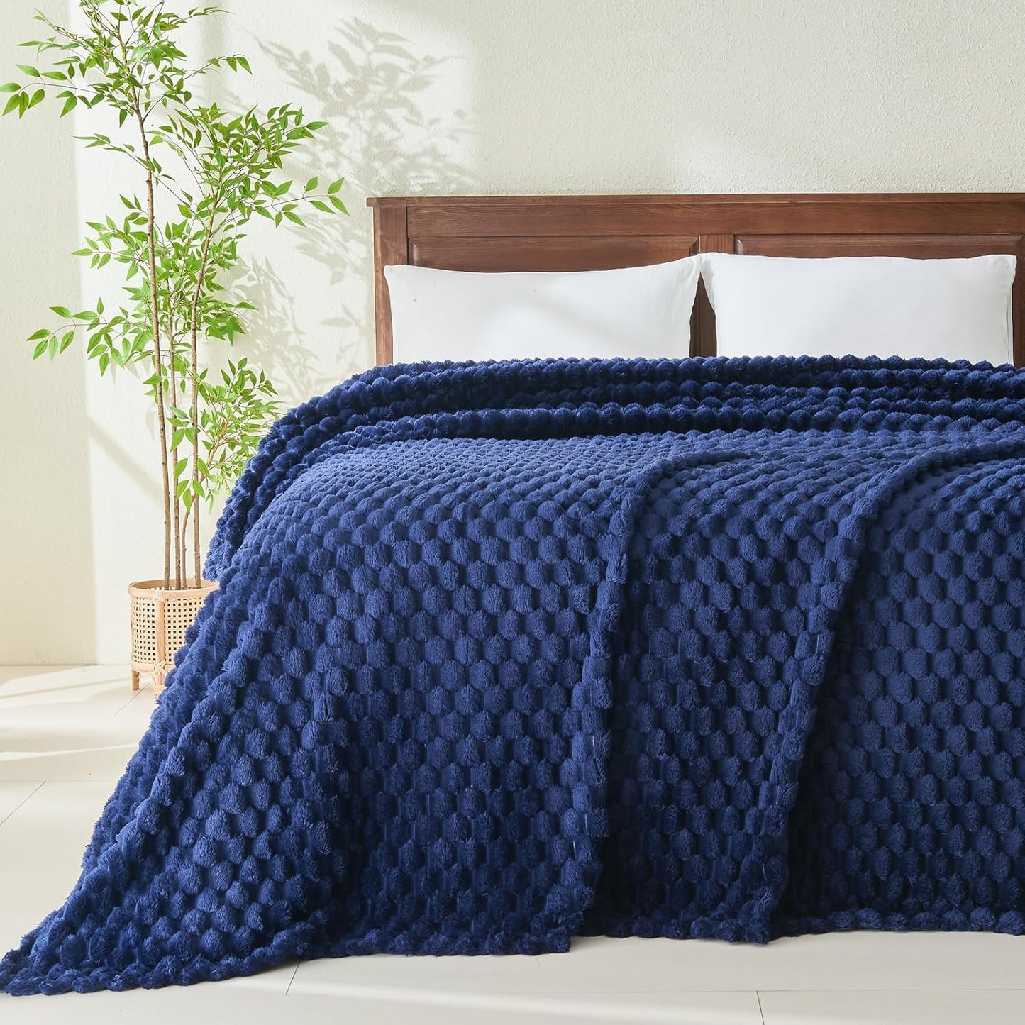 NEWCOSPLAY Super Soft King Blanket Dark Navy Premium Silky Flannel Fleece 3D Clouds Stylish Jacquard Lightweight Bed Blanket All Season Use 350GSM (Dark Navy, King(90"x110"))