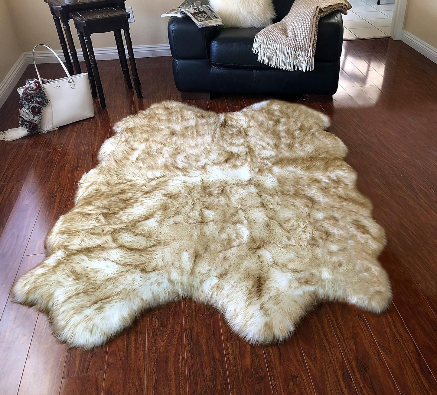 LAMBZY Faux Sheepskin Hypoallergenic Free Shape Silky Shag Rug, Luxury Shaggy Silky Plush Carpet for Bedrooms Rugs Living Room Sofa Floor Rugs (Quarto 4 Pelts 4'x6' White with Brown Tips)